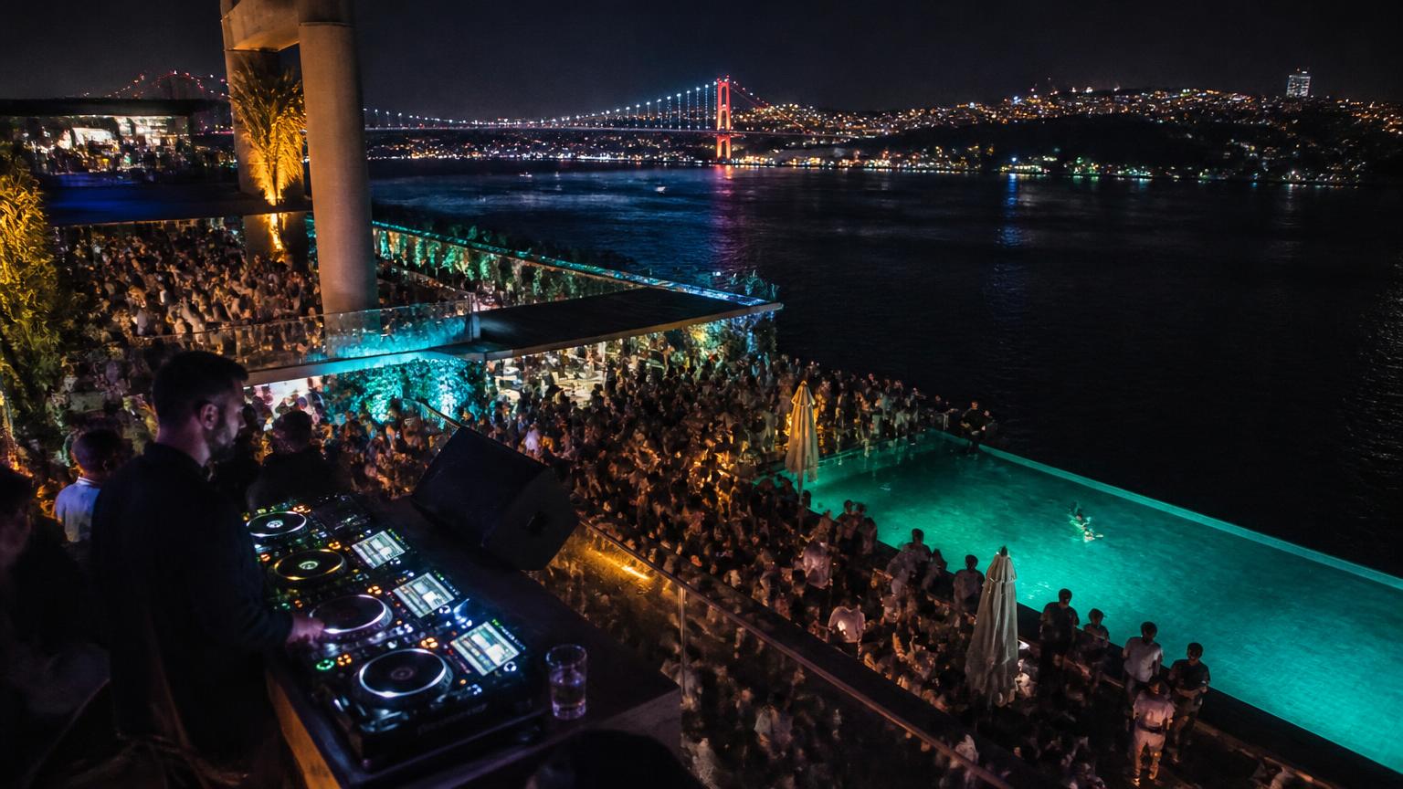 WW Clubs Istanbul — Bosphorus Terrace